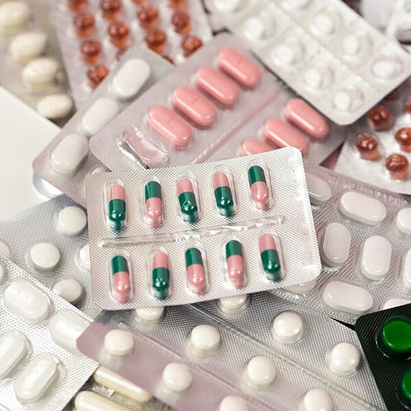 Das Bild zeigt verschiedene Tabletten in Blisterverpackungen.