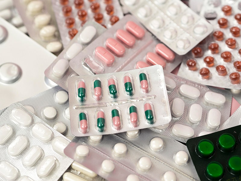 Das Bild zeigt verschiedene Tabletten in Blisterverpackungen.