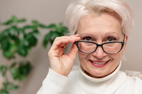 Das Bild zeigt eine Frau mit einer Brille.