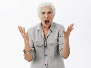 Das Foto zeigt eine schreiende ältere Frau.