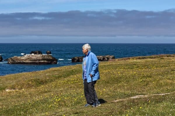 Eine Seniorin macht einen Spaziergang in der Natur