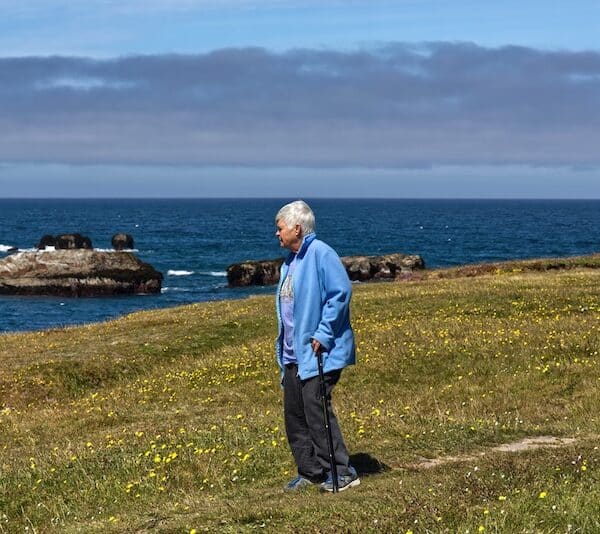 Eine Seniorin macht einen Spaziergang in der Natur