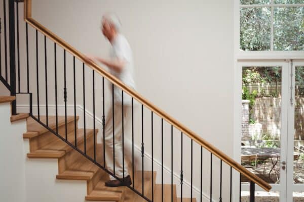 Ein älterer Mann läuft eine Treppe hoch.
